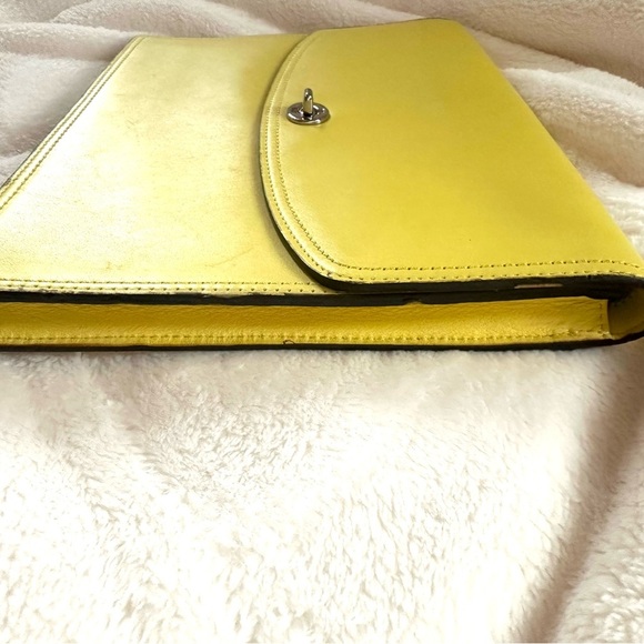 Vintage Coach Slim Envelope Clutch – Chartreuse Leather with Turn-Lock Closure - Picture 8 of 11